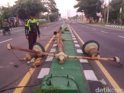 3 Tiang Lampu PJU di Jalan Jogja-Solo Klaten Ambruk Dihantam Truk
