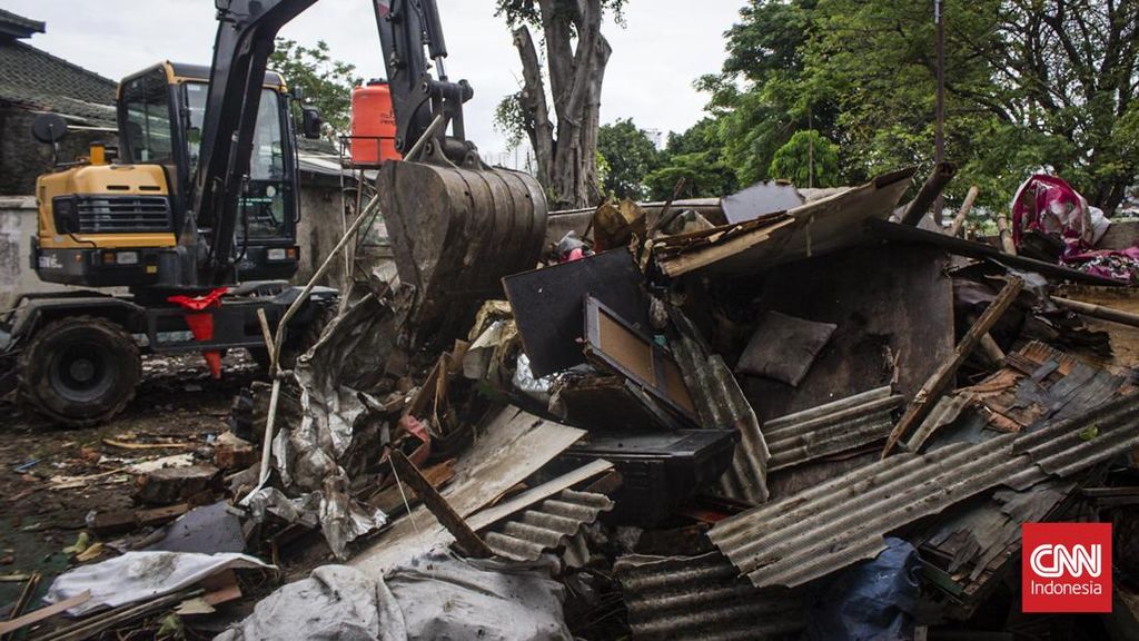 FOTO: Pembongkaran Bangunan Liar di TPU Kober Rawa Bunga