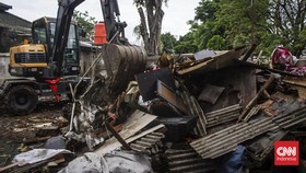 FOTO: Pembongkaran Bangunan Liar di TPU Kober Rawa Bunga