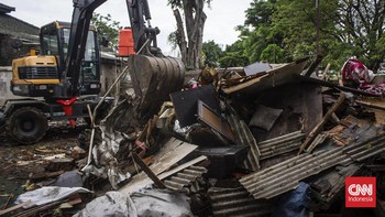 FOTO: Pembongkaran Bangunan Liar di TPU Kober Rawa Bunga