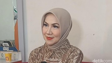 Berita Seputar Selebriti Insertlive Terkini : Detik-detik Ayah Venna Melinda Dievakuasi dari Tempat Pijat Usai Ditemukan Tewas