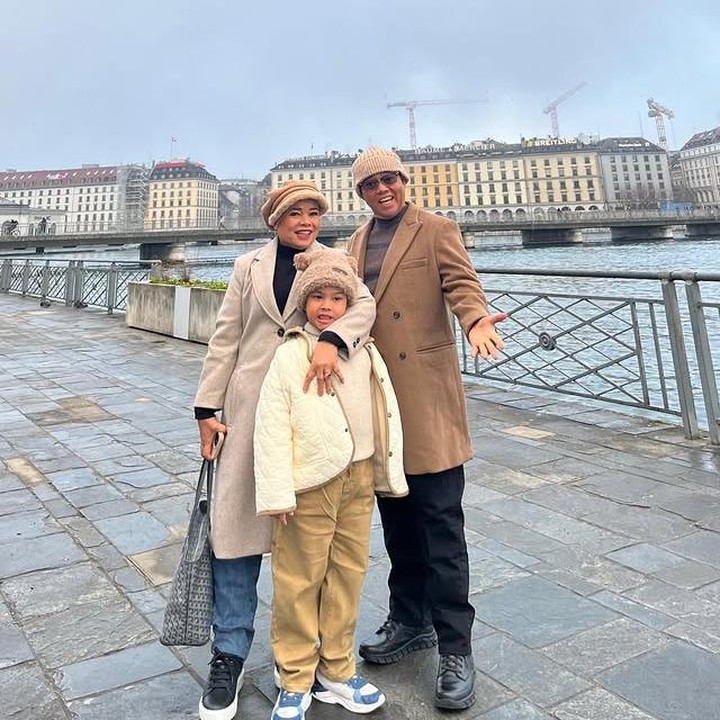 <p>Setibanya di Swiss, Gala bersama kakek-neneknya langsung mengabadikan momen kebersamaan mereka, Bunda. "Menikmati liburan bareng cucu, capeknya langsung hilang begitu lihat senyumnya. Rasanya hati ikut hangat. <em>@opah_faisal @galaasky @anggiepaturusireal</em>," ungkap Oma Dewi. (Foto: Instagram @dewizuhriati)</p>