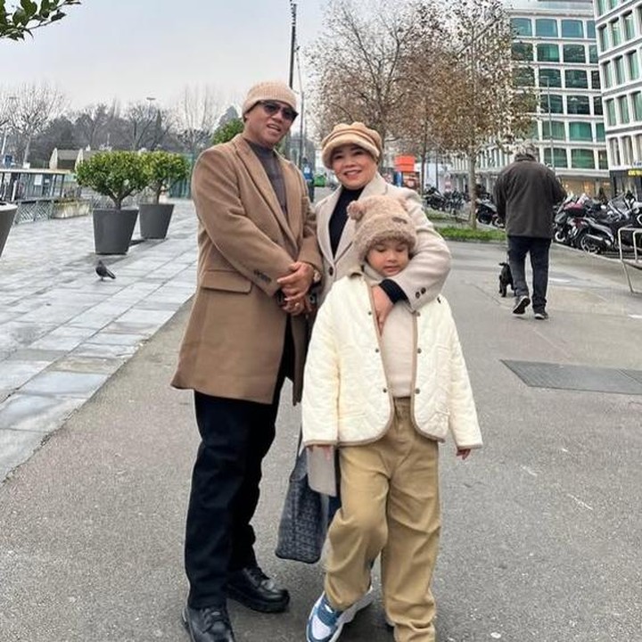 <p>Menjelang akhir tahun 2025, suasana liburan mulai terasa ya, Bunda. Tidak sedikit para artis yang memilih untuk berlibur ke luar negeri, salah satunya keluarga Gala Sky Andriansyah. Baru-baru ini, putra mendiang Vanessa Angel dan Febri Ardiansyah terlihat menikmati liburan serunya di Swiss bersama Oma Dewi dan Opa Faisal. (Foto: Instagram @dewizuhriati)</p>