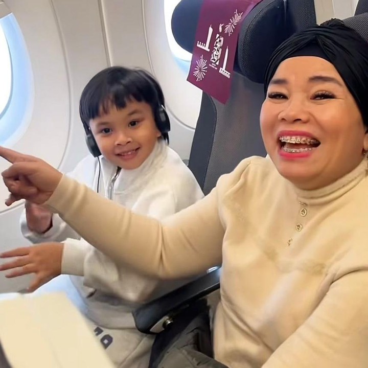 <p>Selama berada di perjalanan, Si Kecil ini selalu terlihat sangat bahagia, Bunda. Momen itu pun dibagikan langsung oleh sang nenek, Dewi Zuhriati, melalui Instagram miliknya. "Ada yang enggak sabar liburan nihh&hellip; masih di <em>airport</em> aja udah senyum-senyum," tuturnya. (Foto: Instagram @dewizuhriati)</p>