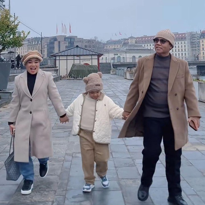 <p>Tak ingin melewatkan momen indah di Swiss, mereka terlihat membuat video sambil berjalan berpegangan tangan, Bunda. Gala bersama Oma Dewi dan Opa Faisal kompak mengenakan busana musim dingin yang senada. Si Kecil ini tampil memakai jaket serta kupluk, sedangkan kakek-neneknya tampak memakai&nbsp;<em>coat</em>. (Foto: Instagram @galaasky)</p>