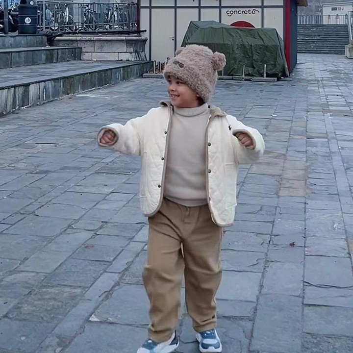 <p>Sejak kepergian kedua orang tuanya, Gala Sky memang tinggal bersama kakek-neneknya. Selama liburan di Swiss, Gala selalu tampak bahagia, apalagi saat dirinya tengah asyik bermain dengan burung di sekitarnya, Bunda. "Menikmati dinginnya Swiss dipagi hari bareng oma opa, enggak sengaja ketemu burung gala <em>happy</em>," tulis dikutip dari akun Instagram<em> @galaasky</em>. (Foto: Instagram @galaasky)</p>