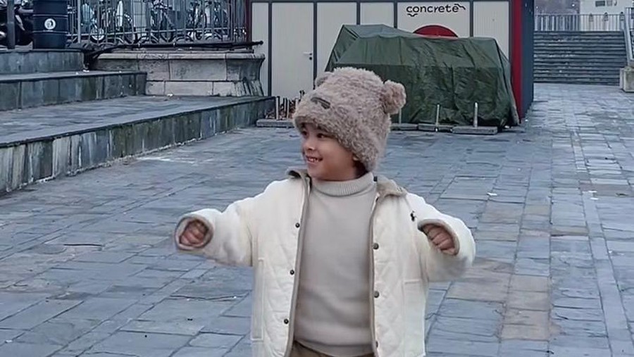 5 Potret Gala Sky Liburan ke Luar Negeri Bareng Oma Dewi dan Opa Faisal