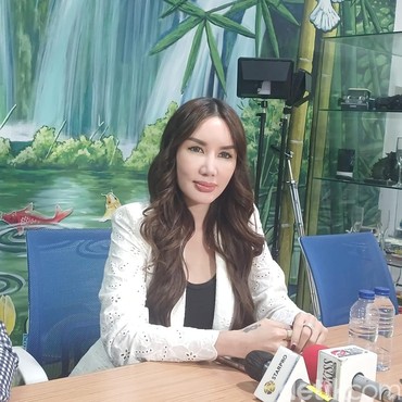 Ade Tya Bantah Buat Laporan Polisi, Harap Bisa Selesaikan Masalah dengan Ari Lasso