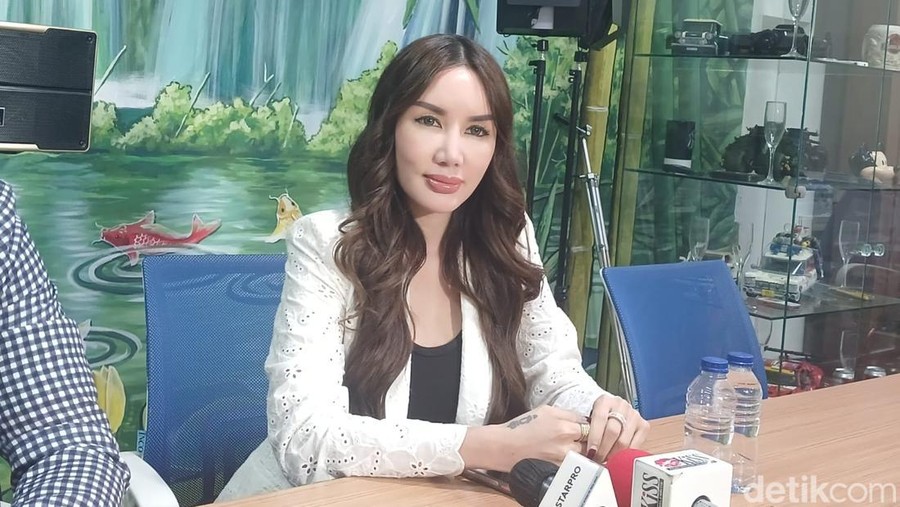 Ade Tya konferensi pers yang digelar di kawasan Cideng&comma; Jakarta Pusat&comma; Jumat &lpar;19&sol;12&sol;2025&rpar;&period;