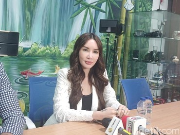 Ade Tya Bantah Buat Laporan Polisi, Harap Bisa Selesaikan Masalah dengan Ari Lasso