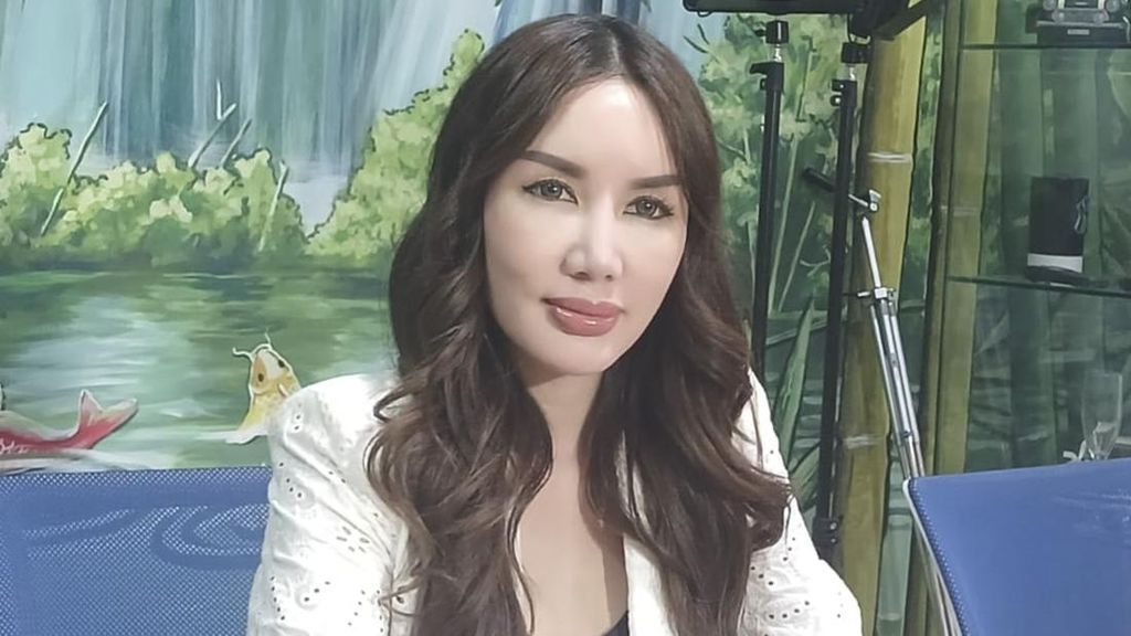 Ade Tya Akui 'Kena Mental', Sebut Mulanya Ari Lasso Chat Duluan