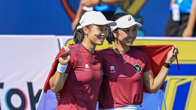 Seremoni medali emas ganda putri tenis SEA Games 2025 yang diraih Aldila Sutjiadi/Janice Tjen diwarnai insiden lagu Indonesia Raya mati saat dikumandangkan.