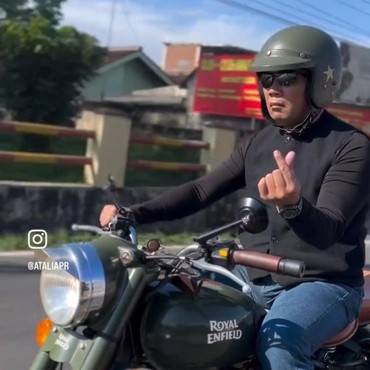 Beri Hadiah Sajadah dan Sarung Al-Quran Lukisan Sendiri ke Aura Kasih, RK: Ini Buat...