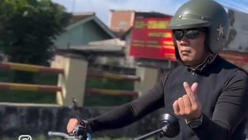 Berita Seputar Selebriti Insertlive Terkini : Beri Hadiah Sajadah dan Al-Quran Lukisan Sendiri ke Aura Kasih, RK: Ini Buat...