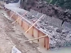 Diduga Caplok Sempadan Sungai, Betonisasi SPBE di Tukad Betel Diprotes Warga