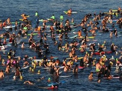 Ratusan Orang Kumpul di Pantai Bondi untuk Kenang Korban Penembakan