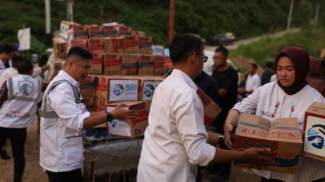 BRI menunjukkan komitmen sosial dengan 40 aksi tanggap darurat untuk korban bencana di Sumatra, menyalurkan bantuan makanan, obat, dan peralatan kebersihan.