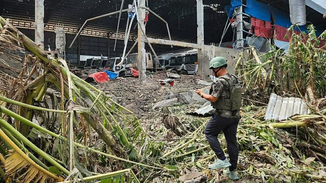 Kamboja tuding Thailand bombardir kota wisata judi Poipet sampai tentara Israel tewas bunuh diri di markas militer.