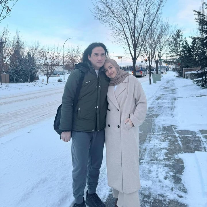 <p>Dalam unggahan itu, Tengku Firmansyah memperlihatkan momen mesra dan romantis bersama sang istri di tengah jalanan yang dipenuhi dengan hamparan salju putih, Bunda.&nbsp;&nbsp;(Foto: Instagram @tengku_firmansyah)</p>