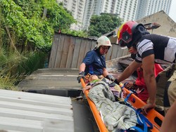 Sempat Dikira Tidur, Nenek di Surabaya Ternyata Terjebak di Atap Rumah