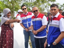 Dirut PGN Turun Langsung Serahkan Bantuan Bencana di Aceh & Sumut