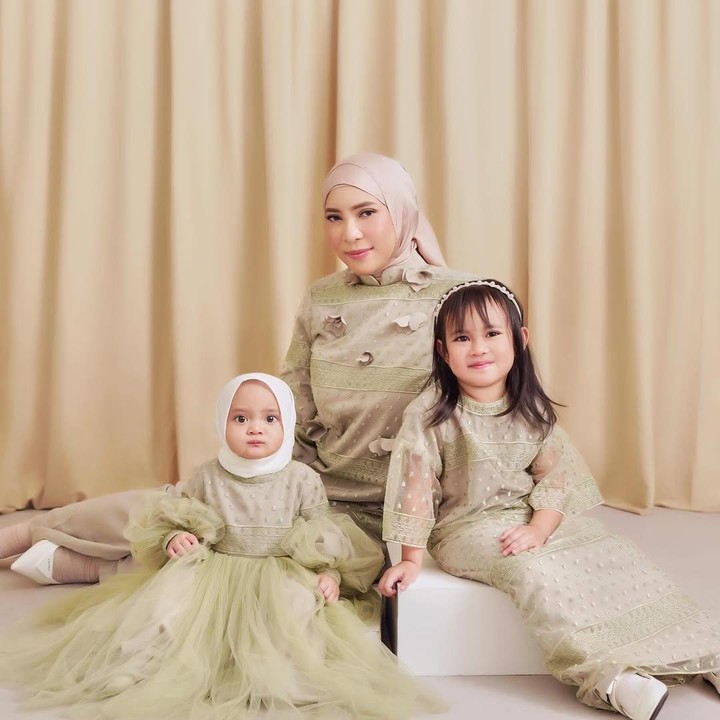 <p>Artis Fitri Tropica hamil anak pertamanya di tahun 2019 setelah lima tahun menikah. Perempuan yang akrab disapa Fitrop ini sempat menjalani terapi PCOS selama tiga bulan untuk bisa hamil anak pertama ini. Fitrop pun mulai mengubah pola hidupnya. Pada awal 2019, usahanya berbuah hasil manis. Ia dinyatakan hamil anak pertama dan melahirkan pada 11 November 2019. Tiga tahun berselang, ia kembali dikaruniai anak kedua. (Foto: Instagram @fitrop)</p>