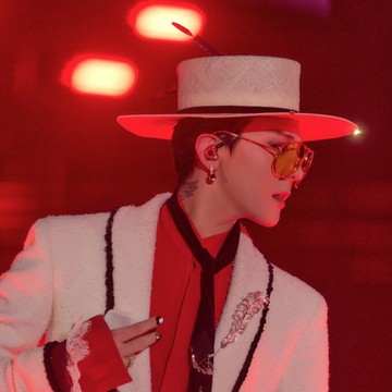 G-Dragon Tampil Modis Pakai Aksesoris Mewah Chanel dengan Harga Fantastis, Intip Potretnya!