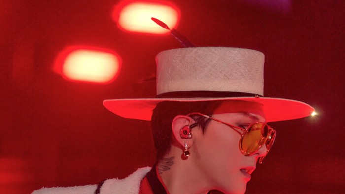 G-Dragon Tampil Modis Pakai Aksesoris Mewah Chanel dengan Harga Fantastis, Intip Potretnya!