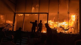 FOTO: Kematian Pemimpin Demo Picu Gelombang Kerusuhan di Bangladesh