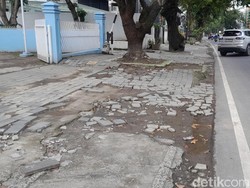 Trotoar di Jalan S Parman Hancur, Pejalan Kaki Ngeluh Gampang Tersandung