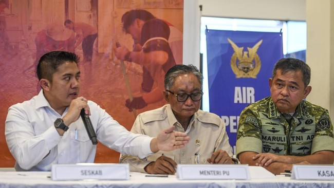 Sekretaris Kabinet Teddy Indra Wijaya menyatakan sebanyak 53 helikopter telah dikerahkan dalam menangani bencana banjir bandang dan longsor di Sumatra.