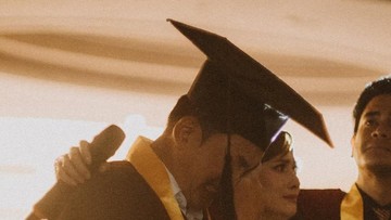 Berita Seputar Selebriti Insertlive Terkini : Cerita Kiki Farrel Nangis Ingat Mendiang Ibu di Hari Wisuda