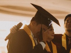 Cerita Kiki Farrel Nangis Ingat Mendiang Ibu di Hari Wisuda