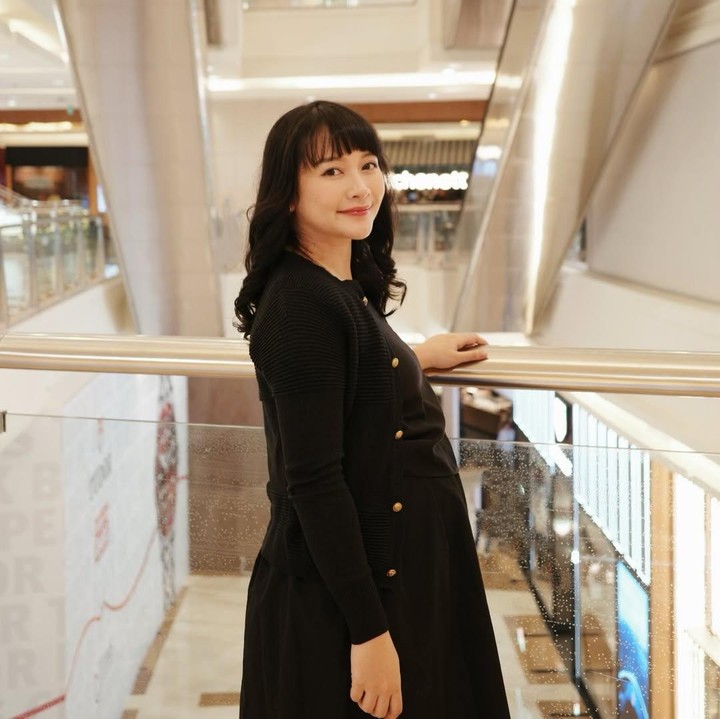 <p>Kinal Eks JKT-48 mengumumkan kehamilan keduanya pada akhir Oktober 2025. Dalam unggahan di Instagram, Kinal mem-<em>posting</em> video bersama suami dan putrinya saat mamemarkan hasil USG. Kinal mengaku bahagia karena putrinya Kaluna sebentar lagi menjadi kakak. "Setelah 5 tahun akhirnya kaluna akan jadi kakak. Seru sekali setelah sekian lama ternyata kembali ke masa masa hamil ini, dengan penuh bekal karna sudah pernah sebelumnya jadi lebih menjaga kali ini, <em>bismillah</em> lancar amin, <em>love from</em> bumil pamil dan kakak luna," tulisnya. (Foto: Instagram @kinalputridevi)</p>