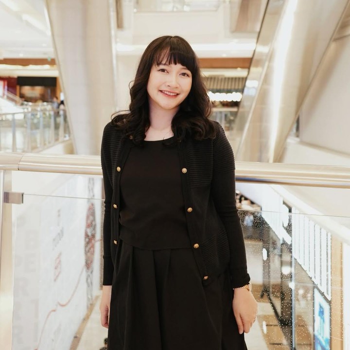 <p>Kinal Eks JKT48 saat ini tengah hamil anak kedu, Bunda. Belum lama ini, Kinal mengungkap soal perjuangannya melawan PCOS sebelum hamil. "Mau cerita tentang awal kehamilan kedua ini (Btw jaraknya sudah 5 tahun dari hamil pertama). Jadi aku itu didiagnosis PCOS sejak dulu, makannya memang <em>craving</em> makanan manis terus. heheheh (alesan padahal emang <em>sweet tooth</em>)," tulis Kinal Eks JKT48 di akun Instagram miliknya. Perempuan 29 tahun ini mulai mengubah gaya hidupnya untuk mengatasi PCOS, termasuk menjaga pola makan dan mencoba berbagai aktivitas fisik. (Foto: Instagram @kinalputridevi)</p>