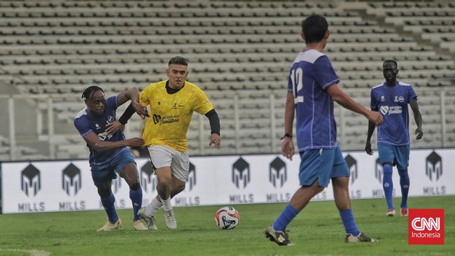 Liga Indonesia dan APPI gelar laga amal di GBK, Jakarta, untuk bencana Sumatra. Lelang jersey hasilkan Rp232 juta, termasuk kontribusi para pemain.