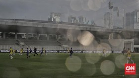 FOTO: Aksi Legenda Sepak Bola Indonesia di Laga Amal untuk Sumatra