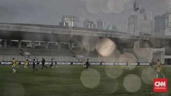 FOTO: Aksi Legenda Sepak Bola Indonesia di Laga Amal untuk Sumatra