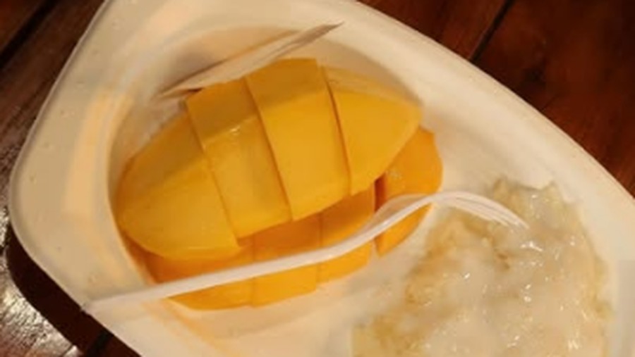 Megan Domani Asyik Kulineran di Thailand&comma; Cicip Ketan Mangga hingga Es Krim