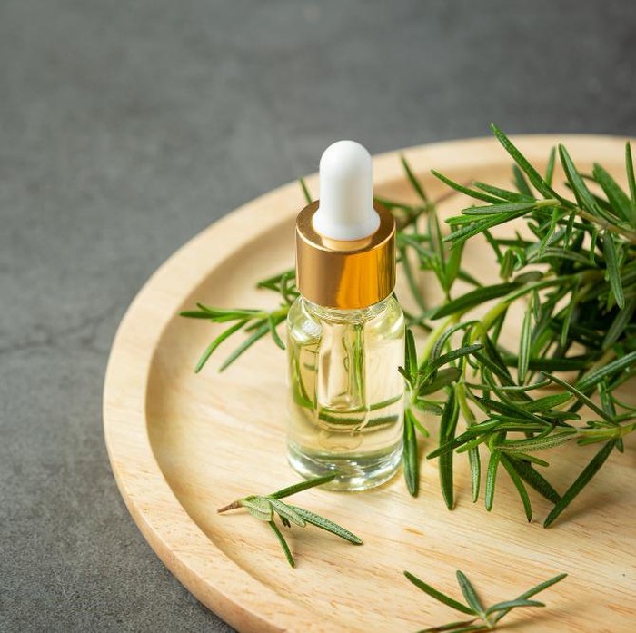 Menggunakan tea tree oil bisa mengatasi jerawat punggung dengan mengoleskannya tipis-tipis atau mencampurnya ke skincare.