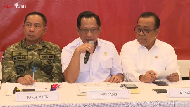 Mendagri Tito Karnavian menyatakan 19 dari 52 kabupaten kota saat ini masih lumpuh akibat banjir bandang dan longsor di Sumatra Barat, Sumatra Utara, dan Aceh.