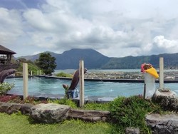 Sensasi Berendam Air Hangat dan Bersantap di Sisi Danau Batur