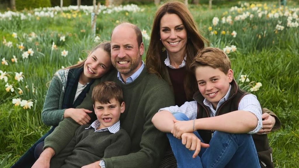 Pangeran William-Kate Middleton Beri Ucapan Natal dengan Foto Keluarga