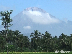 Gunung Semeru Erupsi 4 Kali Pagi Ini, Kolom Abu Capai 1.000 Meter