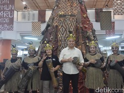 Pohon Natal Bermotif Batik dari AI Hiasi Universitas Kristen Petra