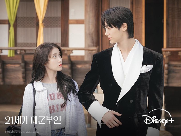 21st Century Prince's Wife masuk ke dalam list drama paling ditunggu. Menampilkan dua nama besar Byeon Woo Seok dan Lee Ji Eun atau akrab disebut IU, daya tarik drama kerajaan modern ini terletak pada kedalaman karakter serta konflik emosional yang dibangun secara perlahan.