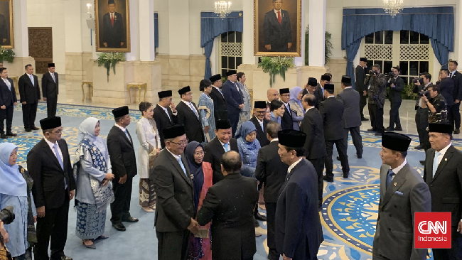 Presiden Prabowo Subianto menyaksikan pengucapan sumpah tujuh anggota Komisi Yudisial 2025-2030 di Istana Negara. Mereka berkomitmen pada Pancasila.