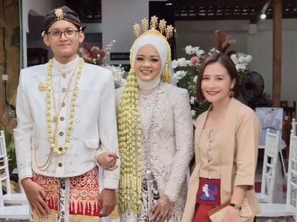 Penampilan Sederhana Prilly Latuconsina saat Hadiri Pernikahan Fans