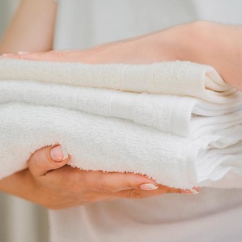 Menurut Ahli Kesehatan, Ini 4 Alasan Kenapa Kamu Perlu Cuci Handuk Seminggu Sekali