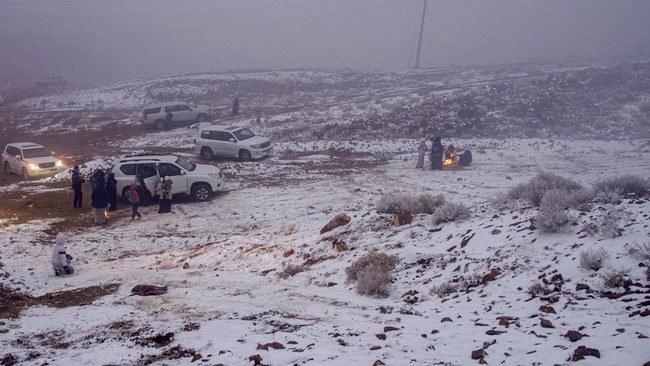 Hujan salju melanda di Jabal Al Lawz, wilayah Tabuk, Arab Saudi, pada Kamis (18/12).